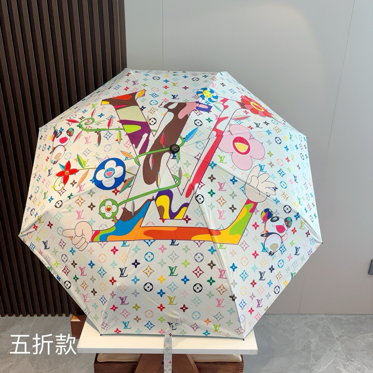  LOUIS VUITTON（路易威登）五折伞 热卖款 时尚指数爆表 不论晴天雨天使用都相得益彰 拥有它