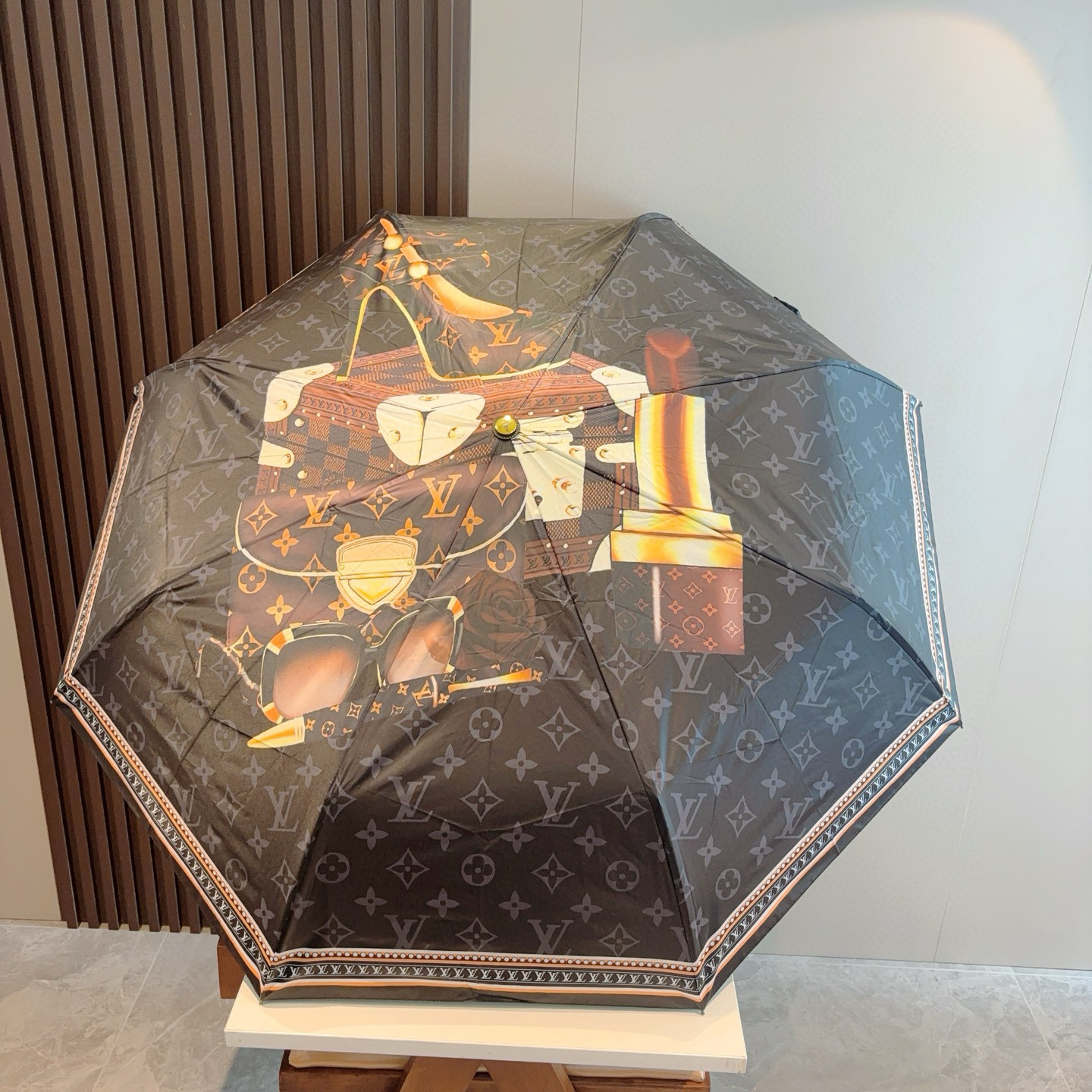 LOUIS VUITTON （路易威登）新款 三折自动折叠晴雨伞 新涂层技术深色伞面 拥有令人惊喜的遮光
