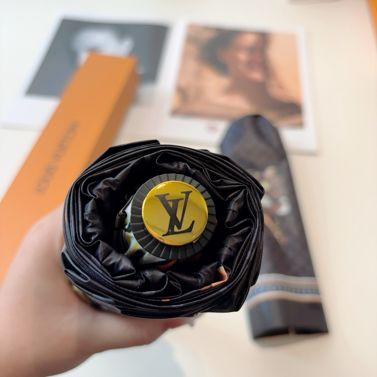 LOUIS VUITTON （路易威登）新款 三折自动折叠晴雨伞 新涂层技术深色伞面 拥有令人惊喜的遮光