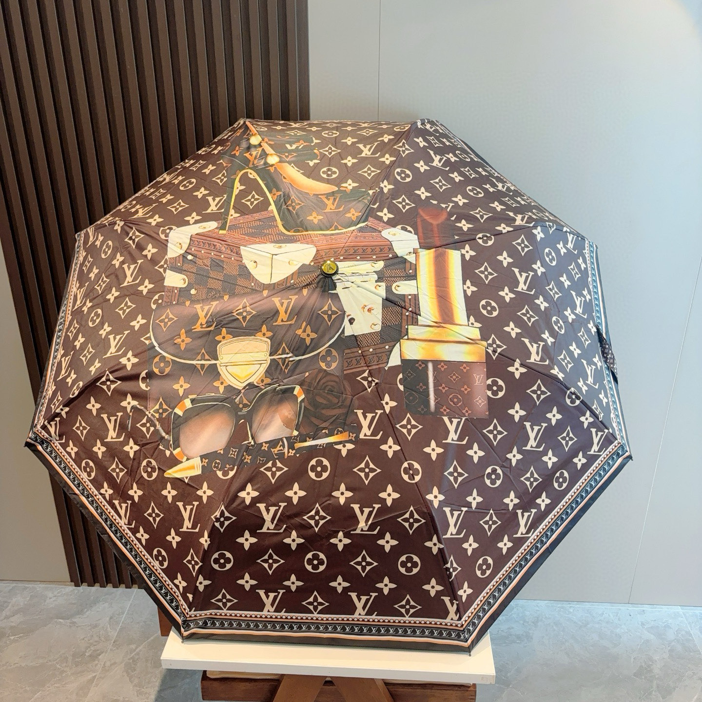LOUIS VUITTON （路易威登）新款 三折自动折叠晴雨伞 新涂层技术深色伞面 拥有令人惊喜的遮光