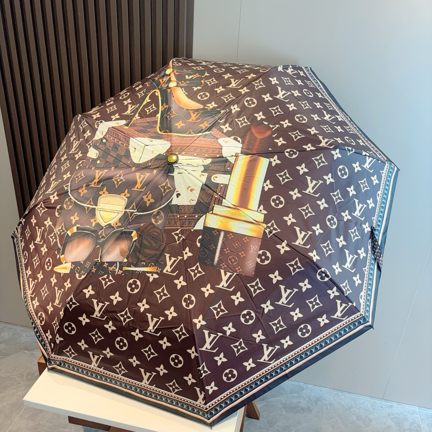 LOUIS VUITTON （路易威登）新款 三折自动折叠晴雨伞 新涂层技术深色伞面 拥有令人惊喜的遮光
