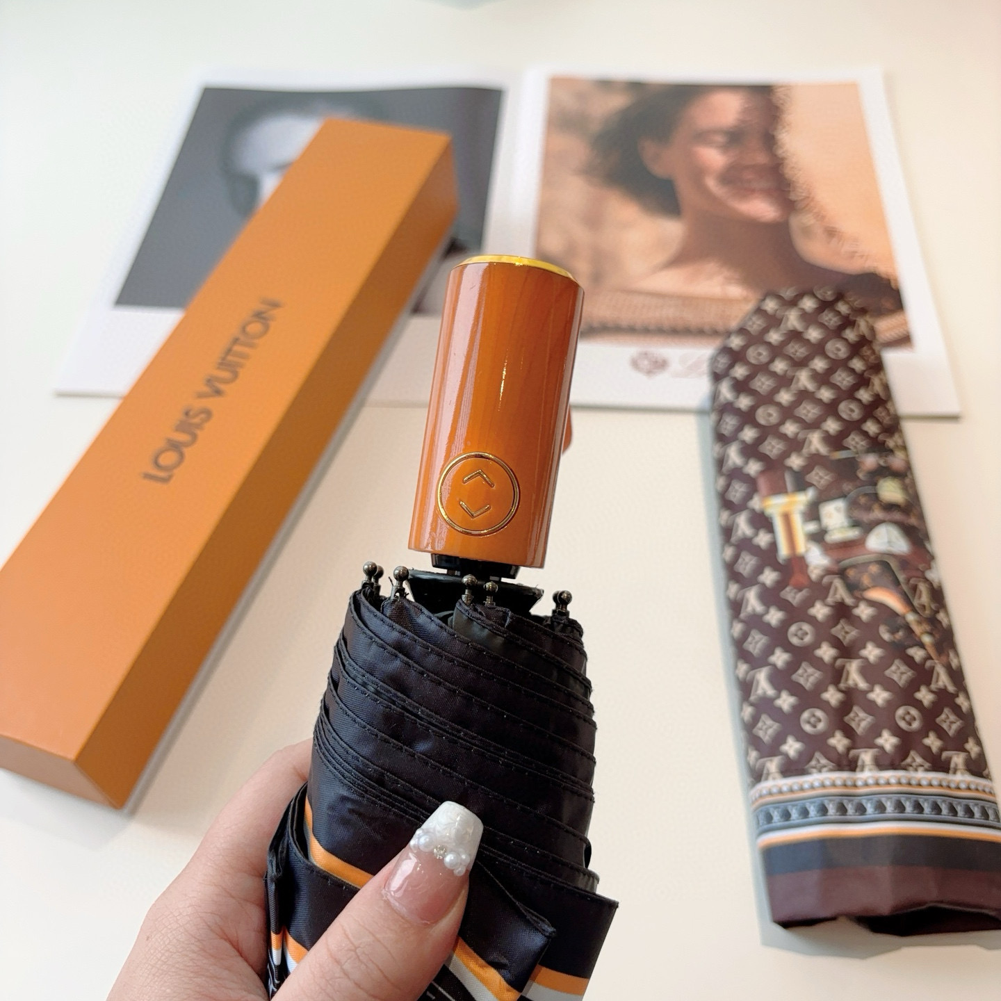 LOUIS VUITTON （路易威登）新款 三折自动折叠晴雨伞 新涂层技术深色伞面 拥有令人惊喜的遮光