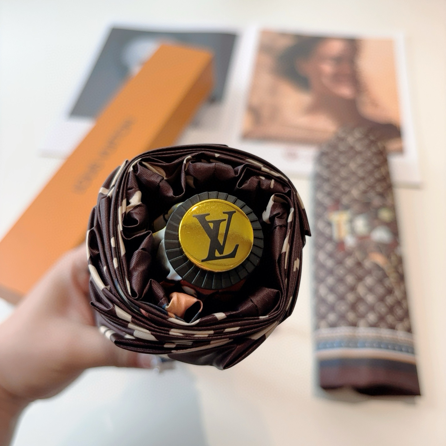 LOUIS VUITTON （路易威登）新款 三折自动折叠晴雨伞 新涂层技术深色伞面 拥有令人惊喜的遮光