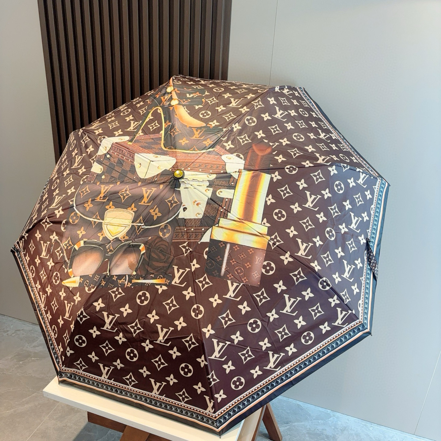 LOUIS VUITTON （路易威登）新款 三折自动折叠晴雨伞 新涂层技术深色伞面 拥有令人惊喜的遮光