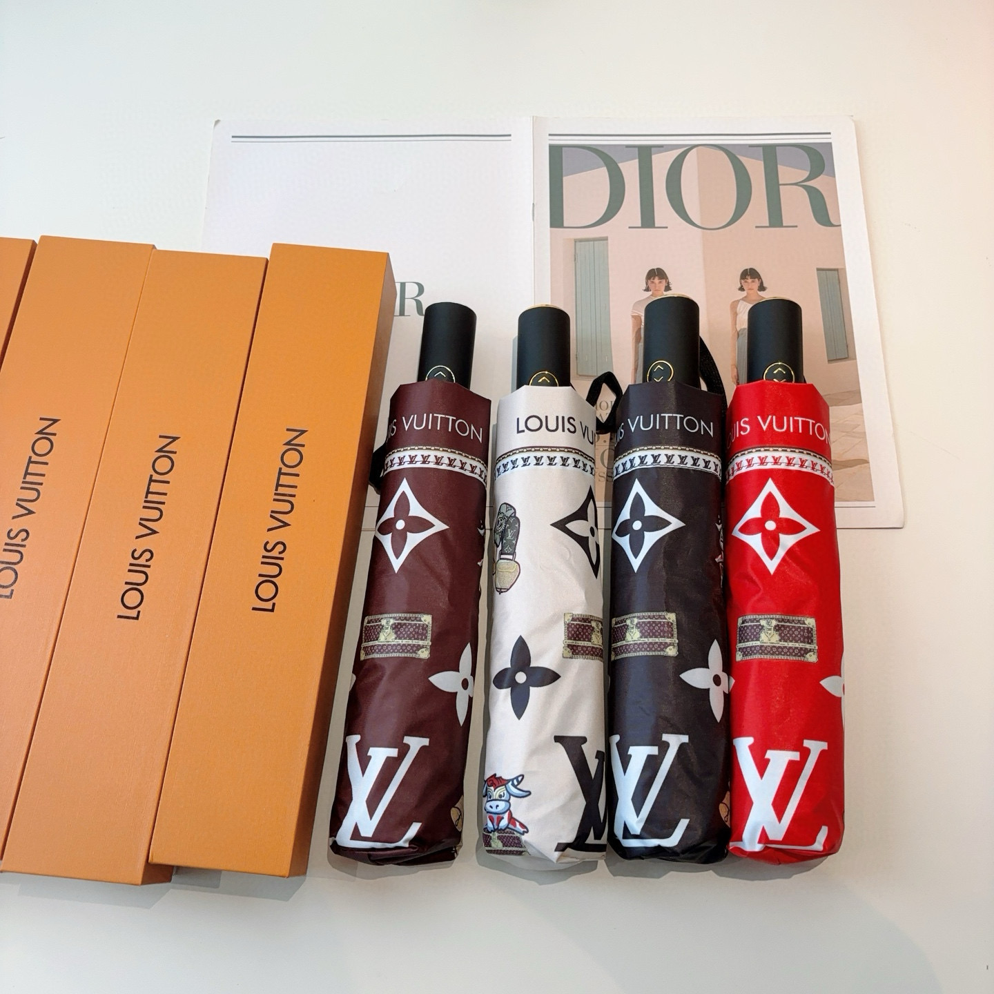 LOUIS VUITTON （路易威登）新款 三折自动折叠晴雨伞 新涂层技术深色伞面 拥有令人惊喜的遮光