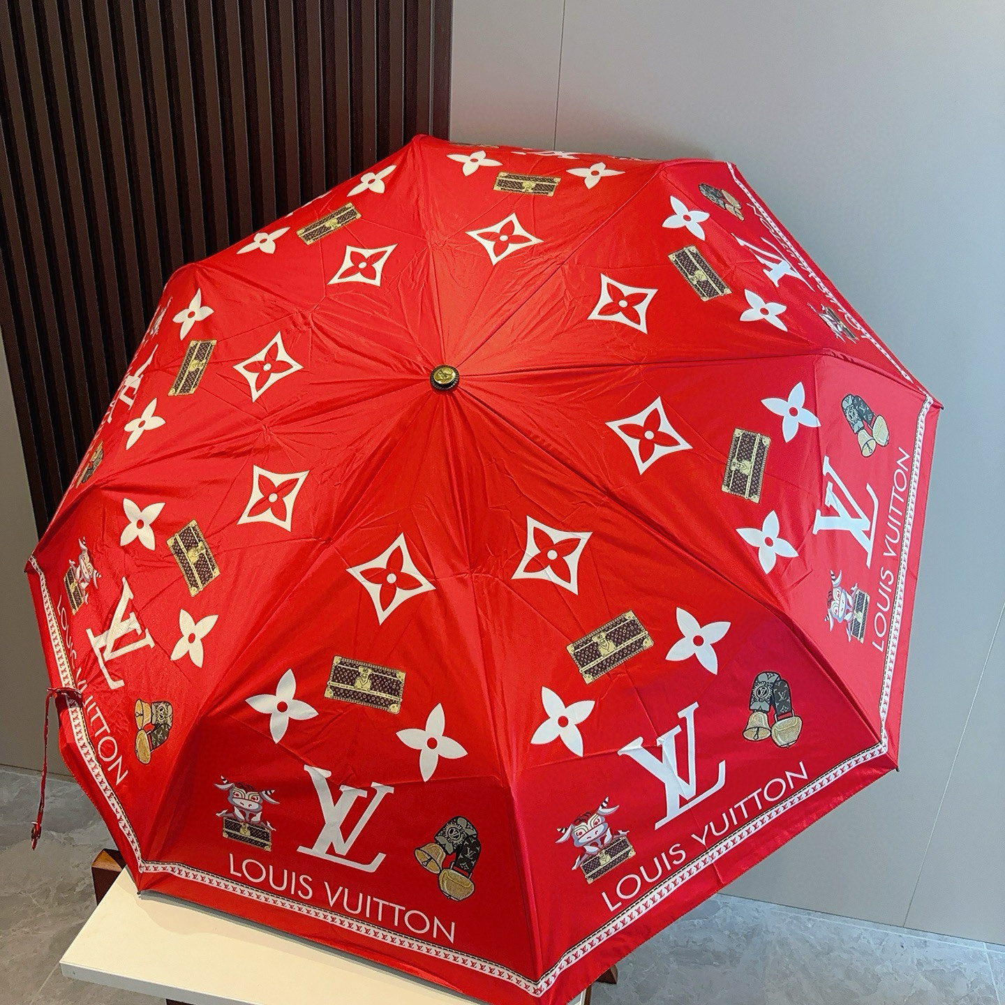 LOUIS VUITTON （路易威登）新款 三折自动折叠晴雨伞 新涂层技术深色伞面 拥有令人惊喜的遮光