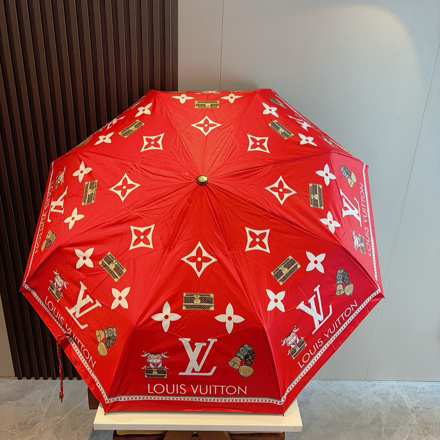 LOUIS VUITTON （路易威登）新款 三折自动折叠晴雨伞 新涂层技术深色伞面 拥有令人惊喜的遮光