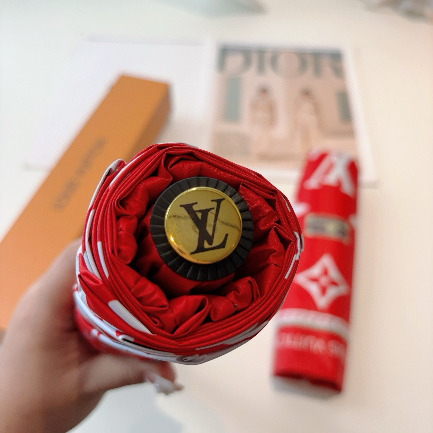 LOUIS VUITTON （路易威登）新款 三折自动折叠晴雨伞 新涂层技术深色伞面 拥有令人惊喜的遮光