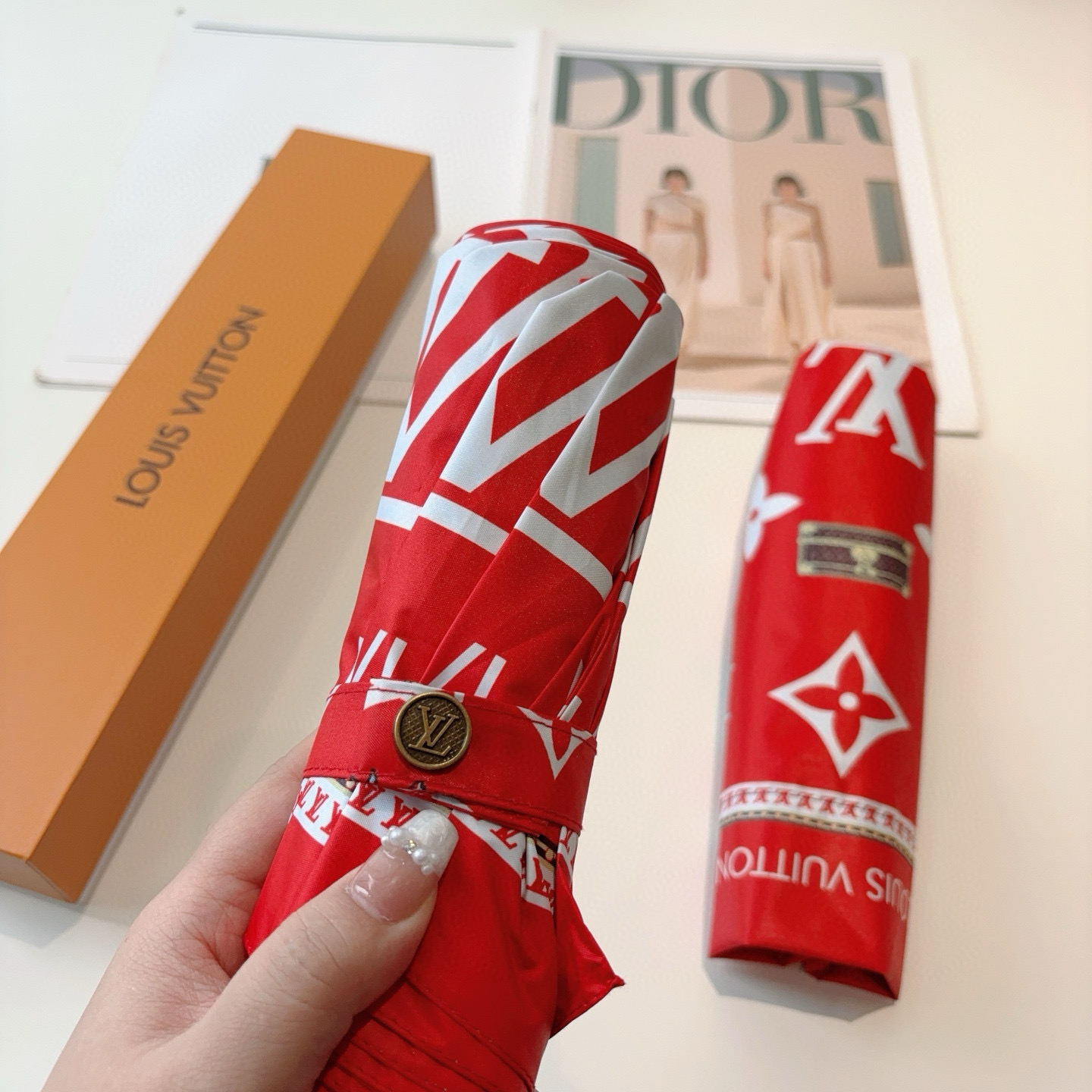 LOUIS VUITTON （路易威登）新款 三折自动折叠晴雨伞 新涂层技术深色伞面 拥有令人惊喜的遮光