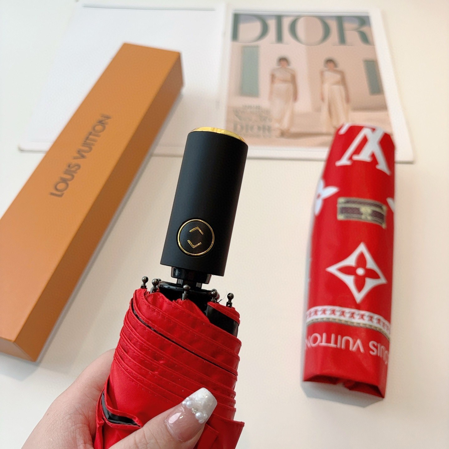 LOUIS VUITTON （路易威登）新款 三折自动折叠晴雨伞 新涂层技术深色伞面 拥有令人惊喜的遮光
