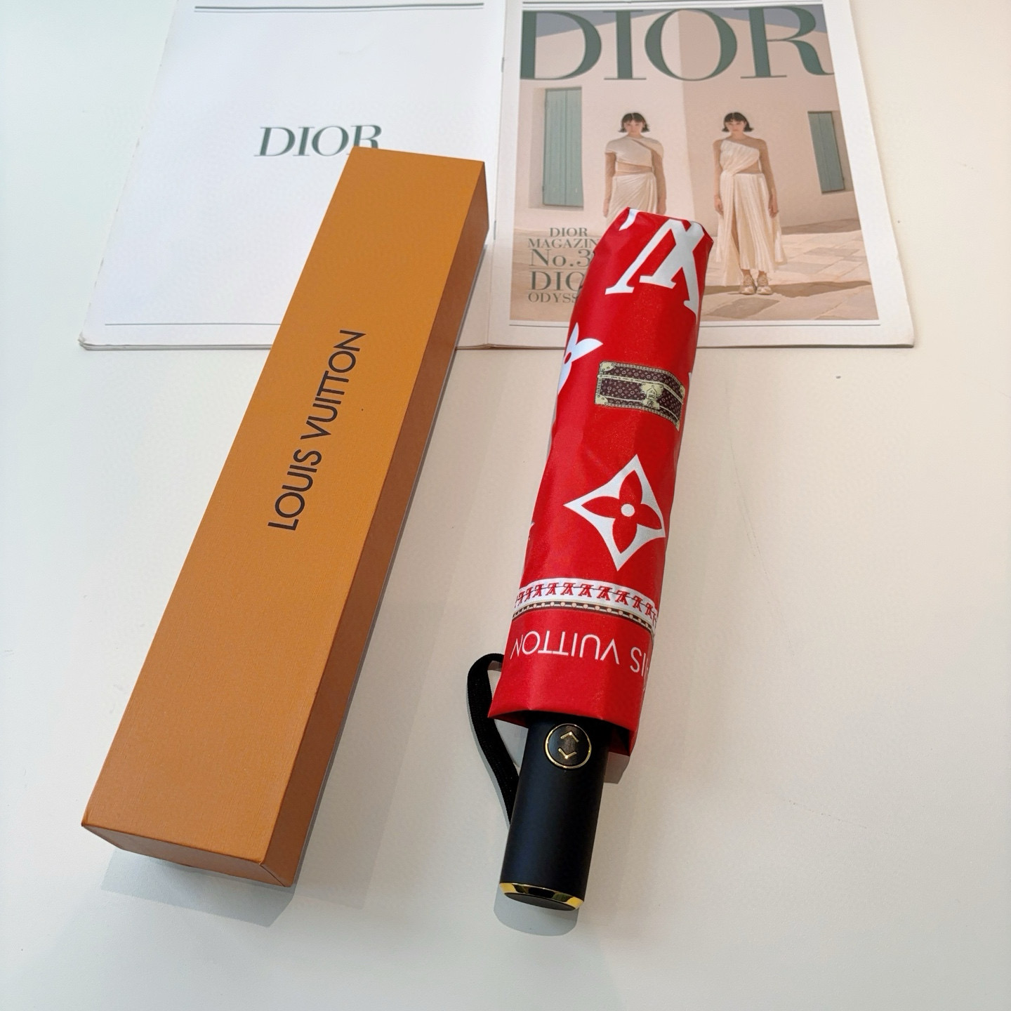 LOUIS VUITTON （路易威登）新款 三折自动折叠晴雨伞 新涂层技术深色伞面 拥有令人惊喜的遮光