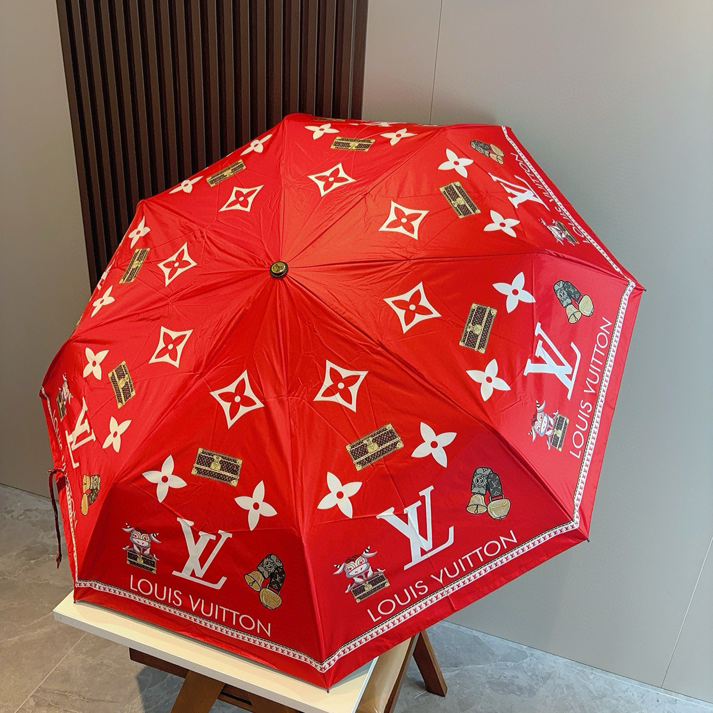 LOUIS VUITTON （路易威登）新款 三折自动折叠晴雨伞 新涂层技术深色伞面 拥有令人惊喜的遮光