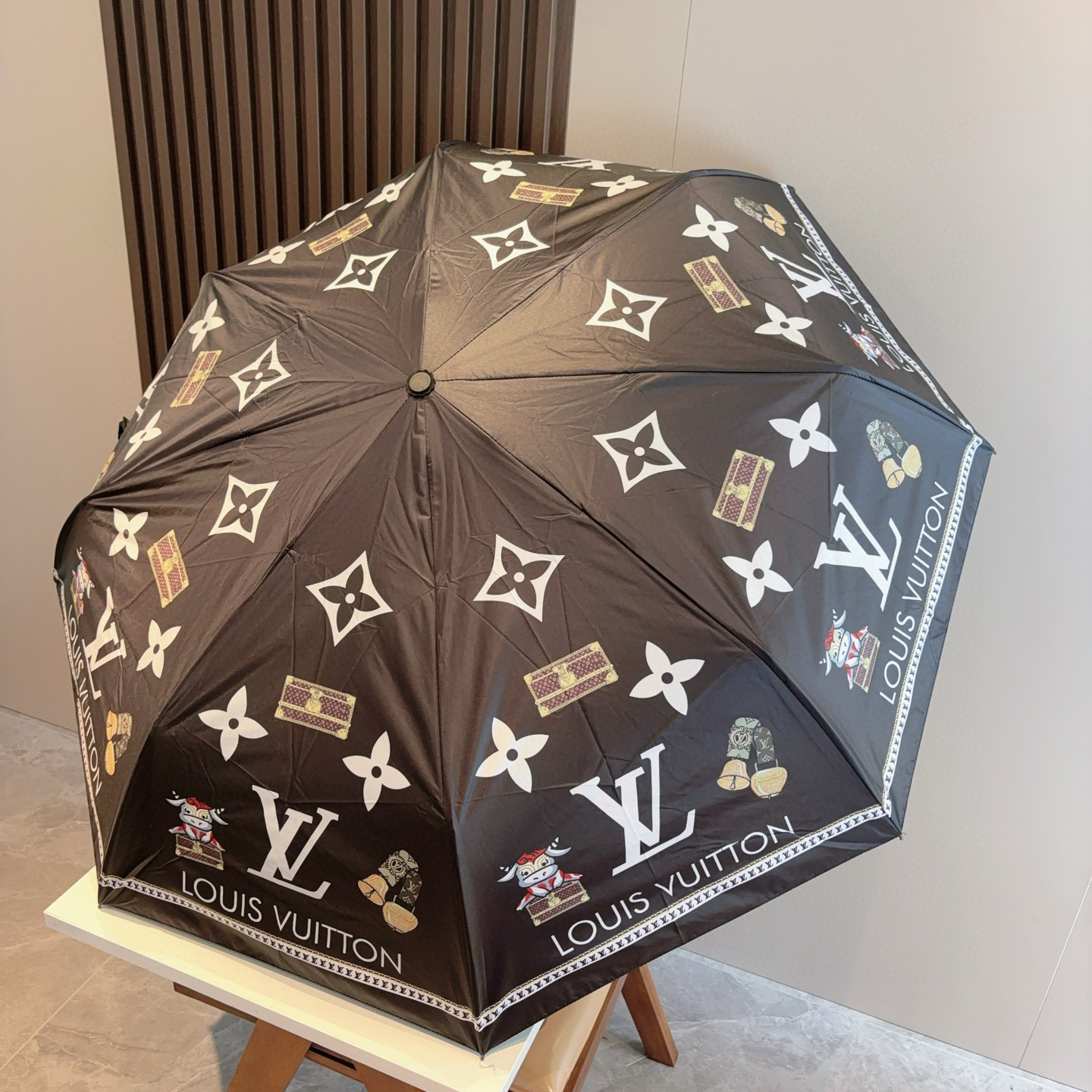 LOUIS VUITTON （路易威登）新款 三折自动折叠晴雨伞 新涂层技术深色伞面 拥有令人惊喜的遮光