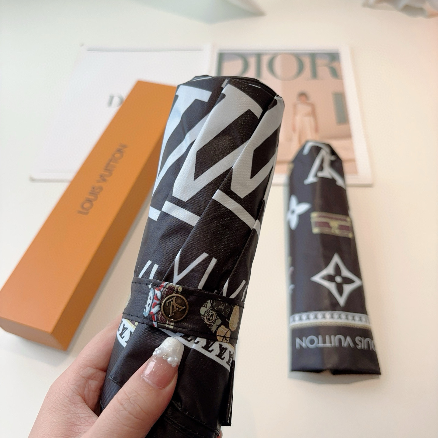LOUIS VUITTON （路易威登）新款 三折自动折叠晴雨伞 新涂层技术深色伞面 拥有令人惊喜的遮光