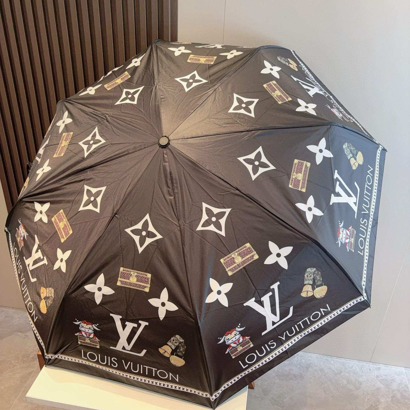 LOUIS VUITTON （路易威登）新款 三折自动折叠晴雨伞 新涂层技术深色伞面 拥有令人惊喜的遮光