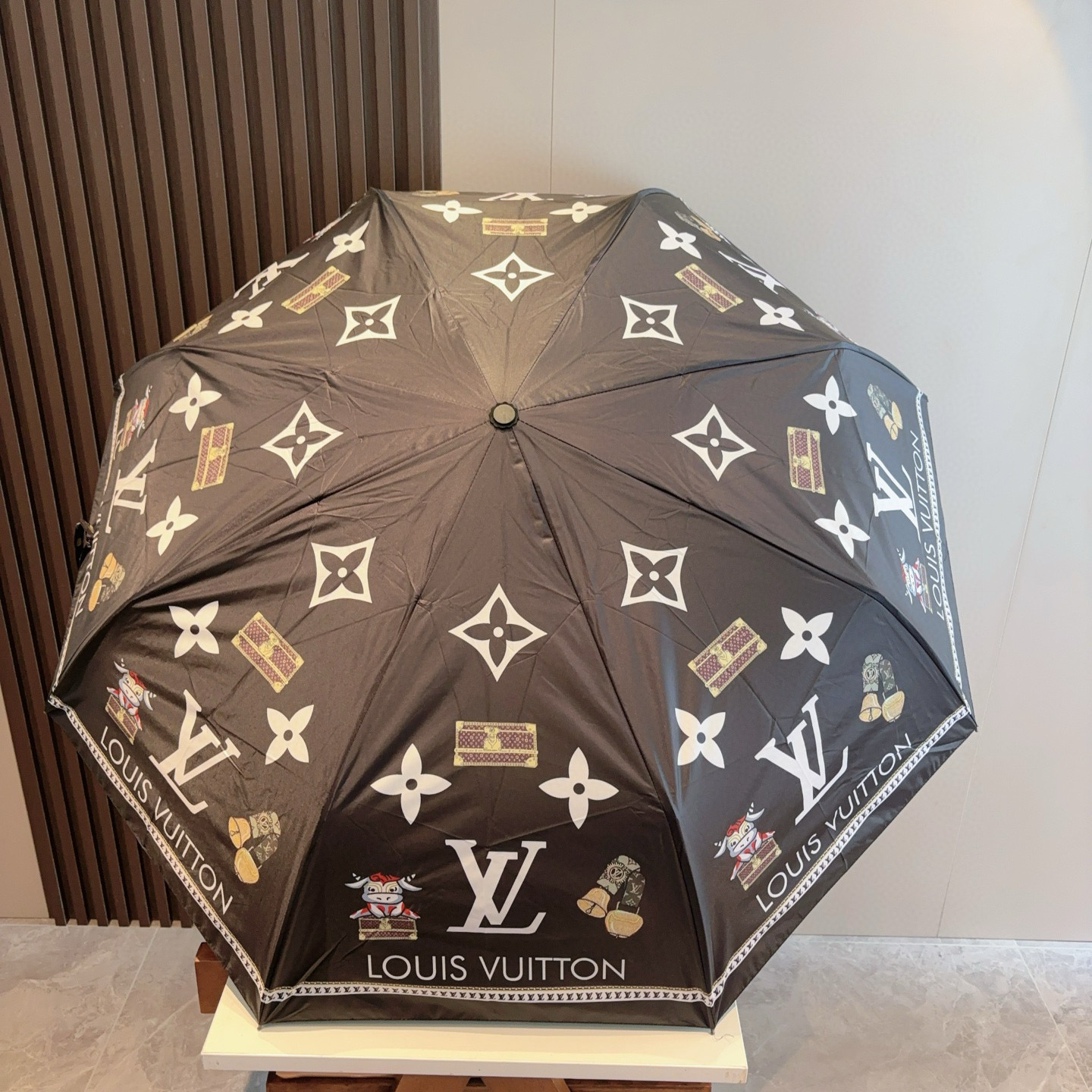 LOUIS VUITTON （路易威登）新款 三折自动折叠晴雨伞 新涂层技术深色伞面 拥有令人惊喜的遮光