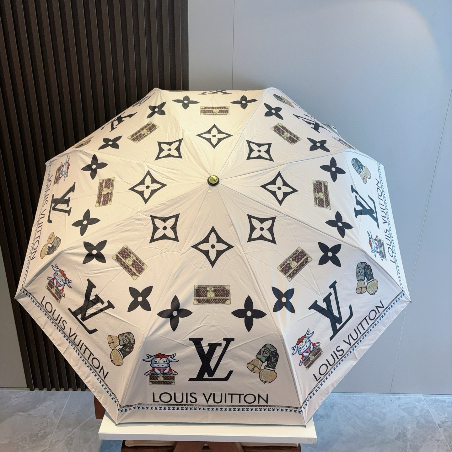 LOUIS VUITTON （路易威登）新款 三折自动折叠晴雨伞 新涂层技术深色伞面 拥有令人惊喜的遮光