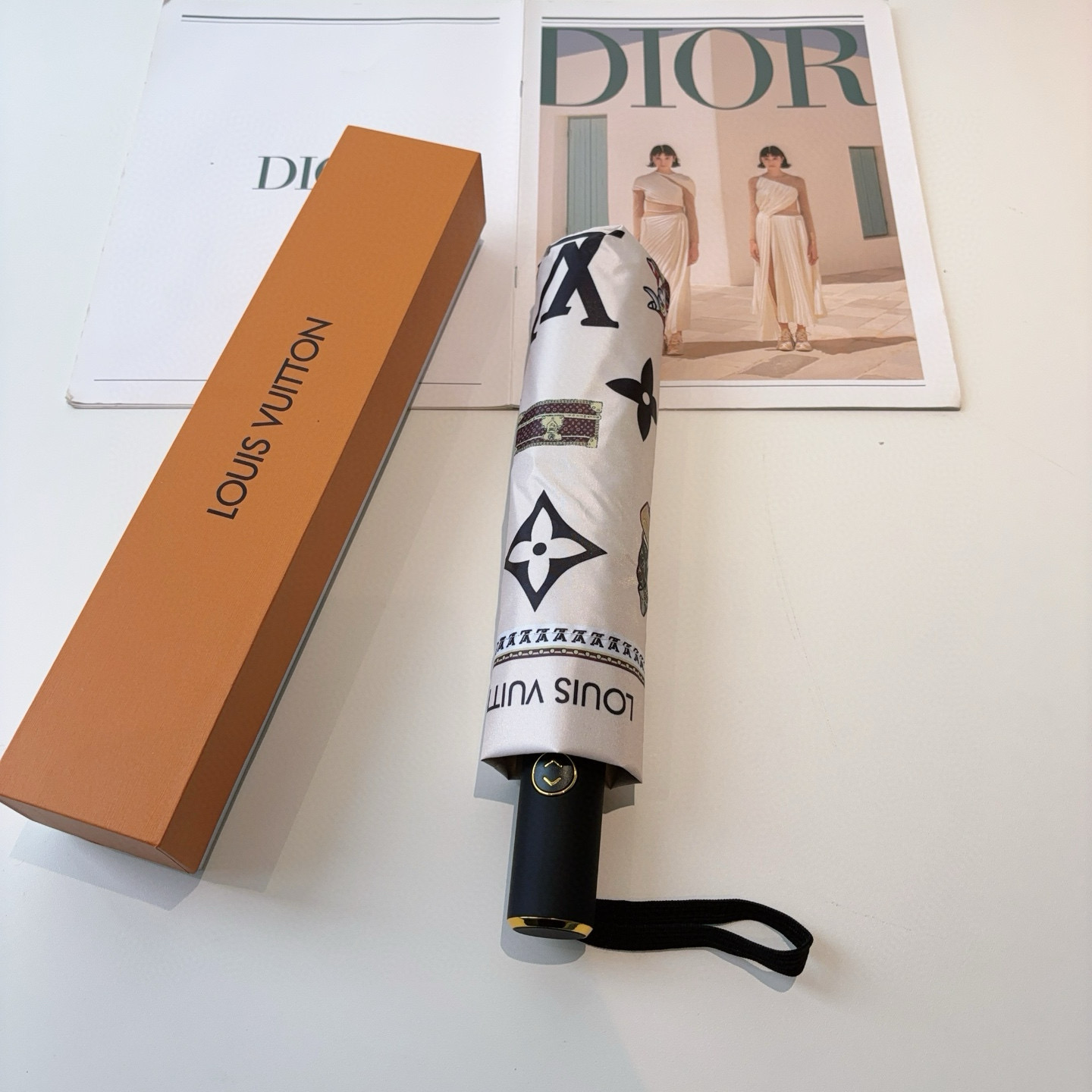 LOUIS VUITTON （路易威登）新款 三折自动折叠晴雨伞 新涂层技术深色伞面 拥有令人惊喜的遮光