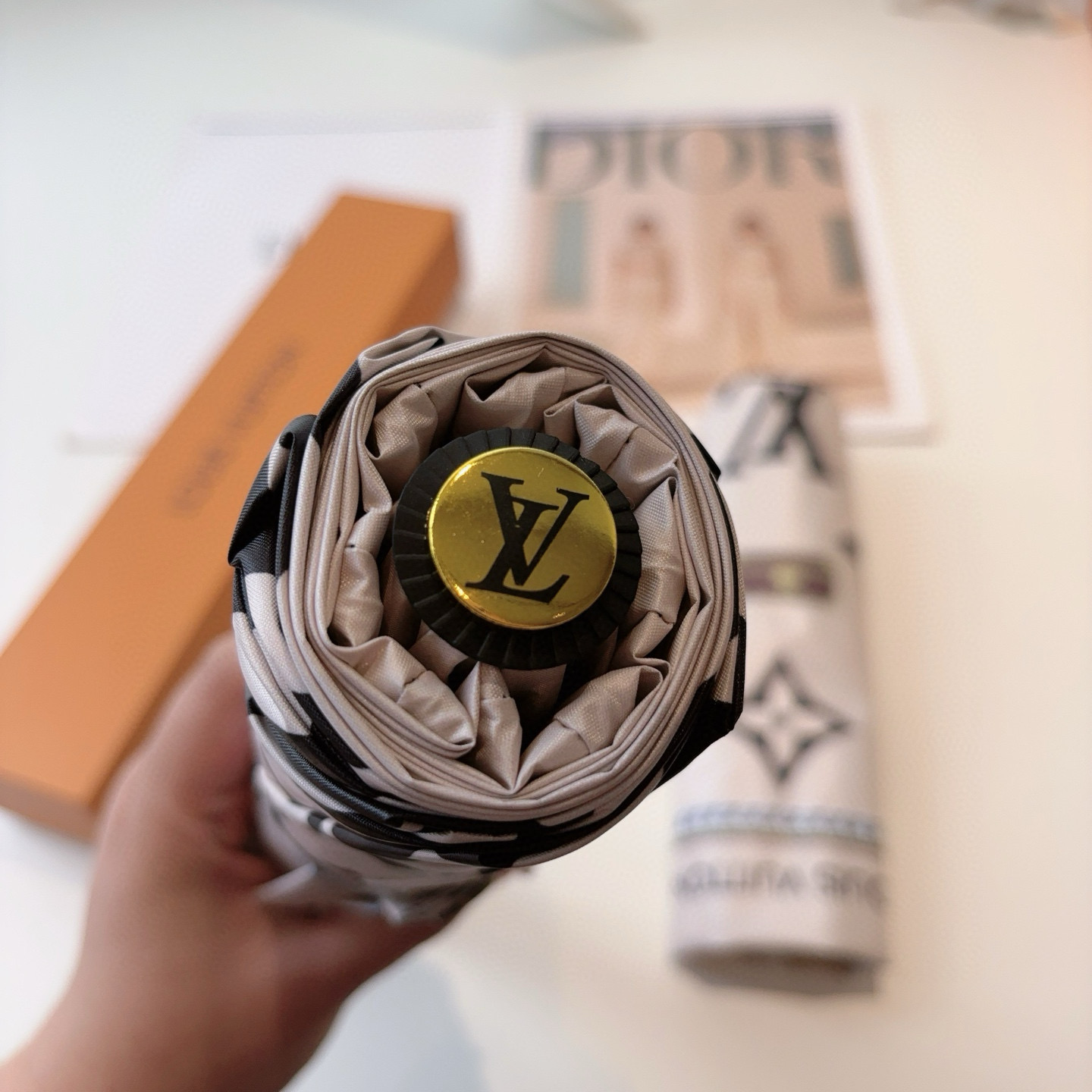 LOUIS VUITTON （路易威登）新款 三折自动折叠晴雨伞 新涂层技术深色伞面 拥有令人惊喜的遮光