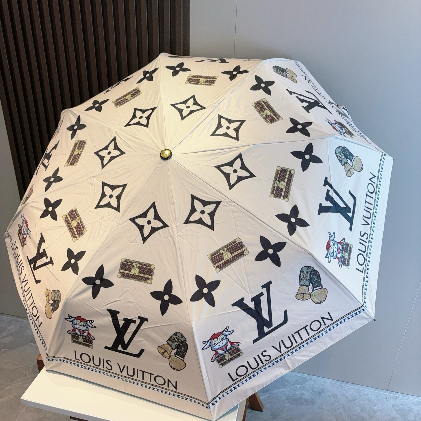 LOUIS VUITTON （路易威登）新款 三折自动折叠晴雨伞 新涂层技术深色伞面 拥有令人惊喜的遮光