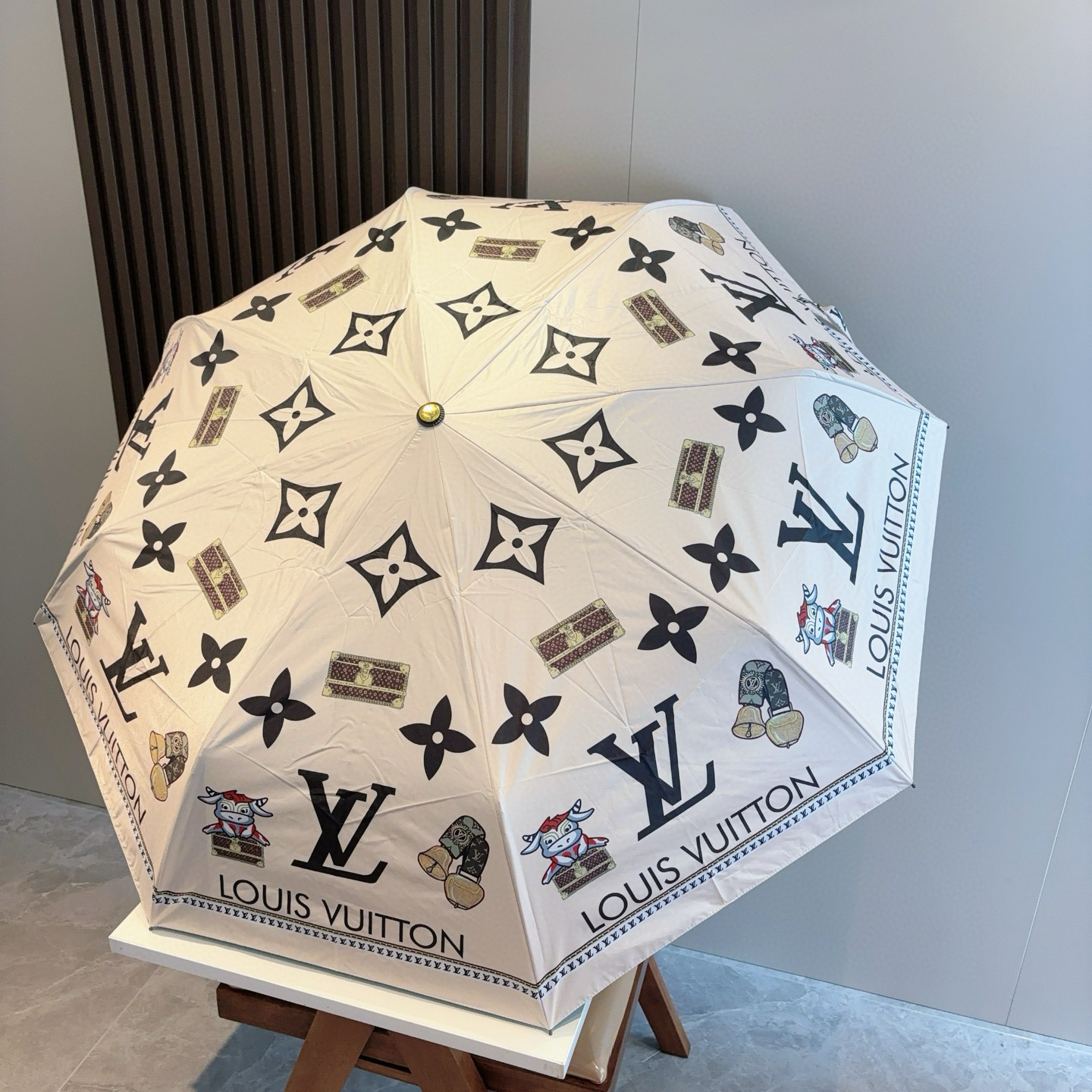 LOUIS VUITTON （路易威登）新款 三折自动折叠晴雨伞 新涂层技术深色伞面 拥有令人惊喜的遮光