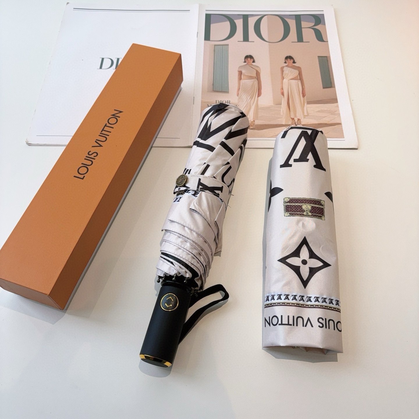 LOUIS VUITTON （路易威登）新款 三折自动折叠晴雨伞 新涂层技术深色伞面 拥有令人惊喜的遮光