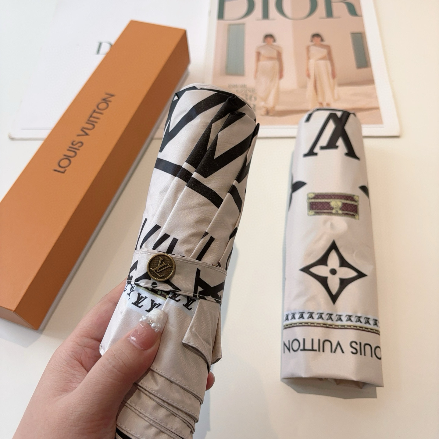 LOUIS VUITTON （路易威登）新款 三折自动折叠晴雨伞 新涂层技术深色伞面 拥有令人惊喜的遮光