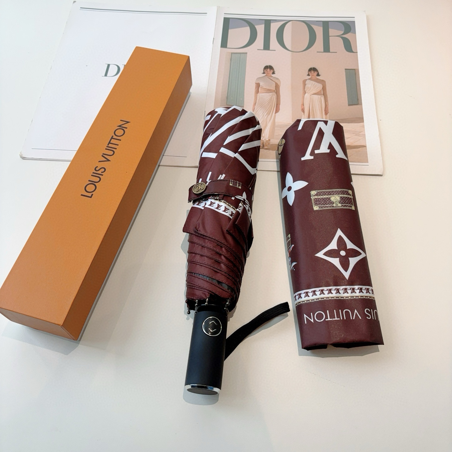 LOUIS VUITTON （路易威登）新款 三折自动折叠晴雨伞 新涂层技术深色伞面 拥有令人惊喜的遮光