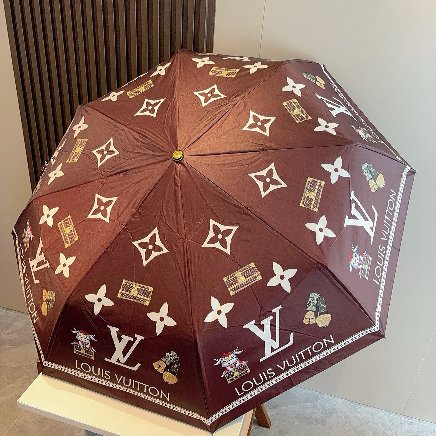 LOUIS VUITTON （路易威登）新款 三折自动折叠晴雨伞 新涂层技术深色伞面 拥有令人惊喜的遮光