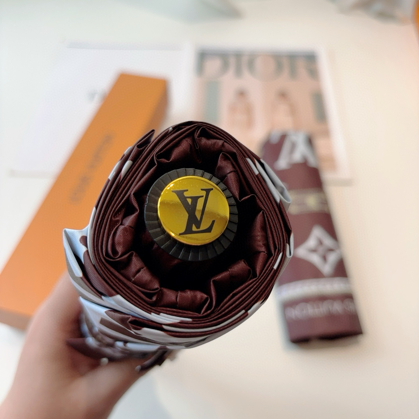 LOUIS VUITTON （路易威登）新款 三折自动折叠晴雨伞 新涂层技术深色伞面 拥有令人惊喜的遮光