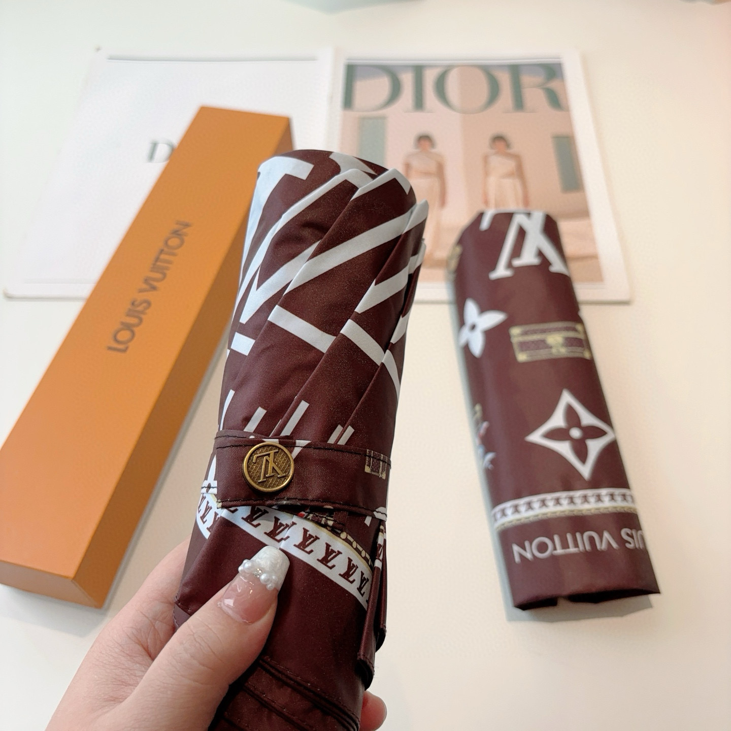 LOUIS VUITTON （路易威登）新款 三折自动折叠晴雨伞 新涂层技术深色伞面 拥有令人惊喜的遮光