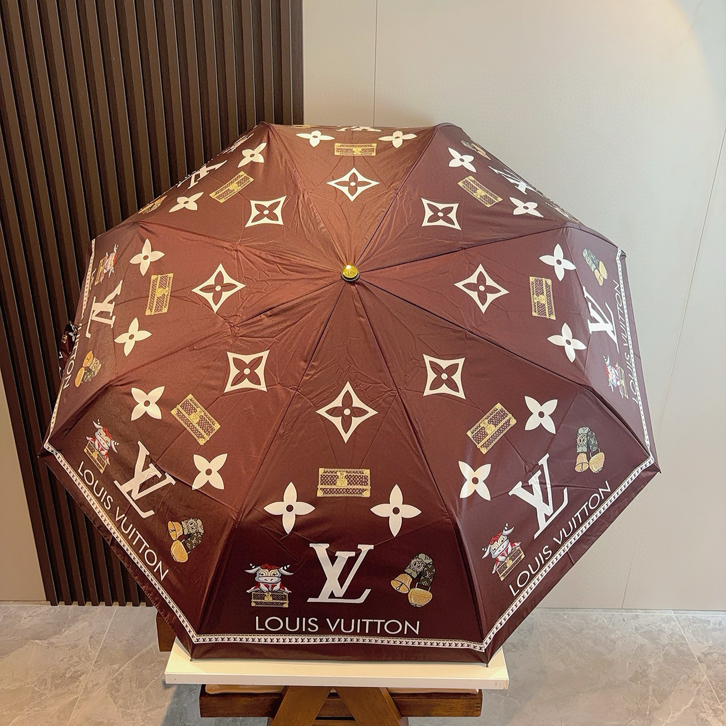 LOUIS VUITTON （路易威登）新款 三折自动折叠晴雨伞 新涂层技术深色伞面 拥有令人惊喜的遮光