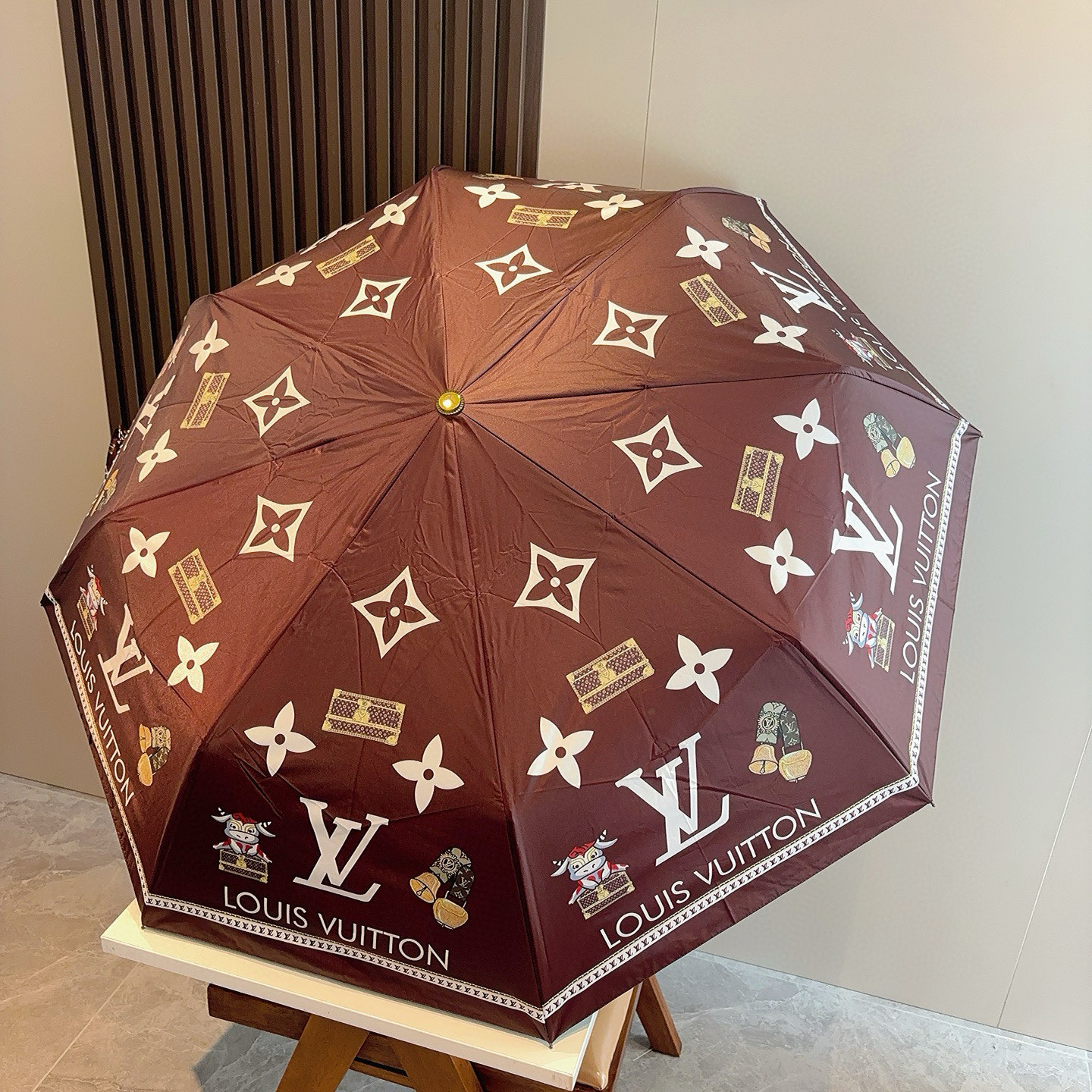 LOUIS VUITTON （路易威登）新款 三折自动折叠晴雨伞 新涂层技术深色伞面 拥有令人惊喜的遮光