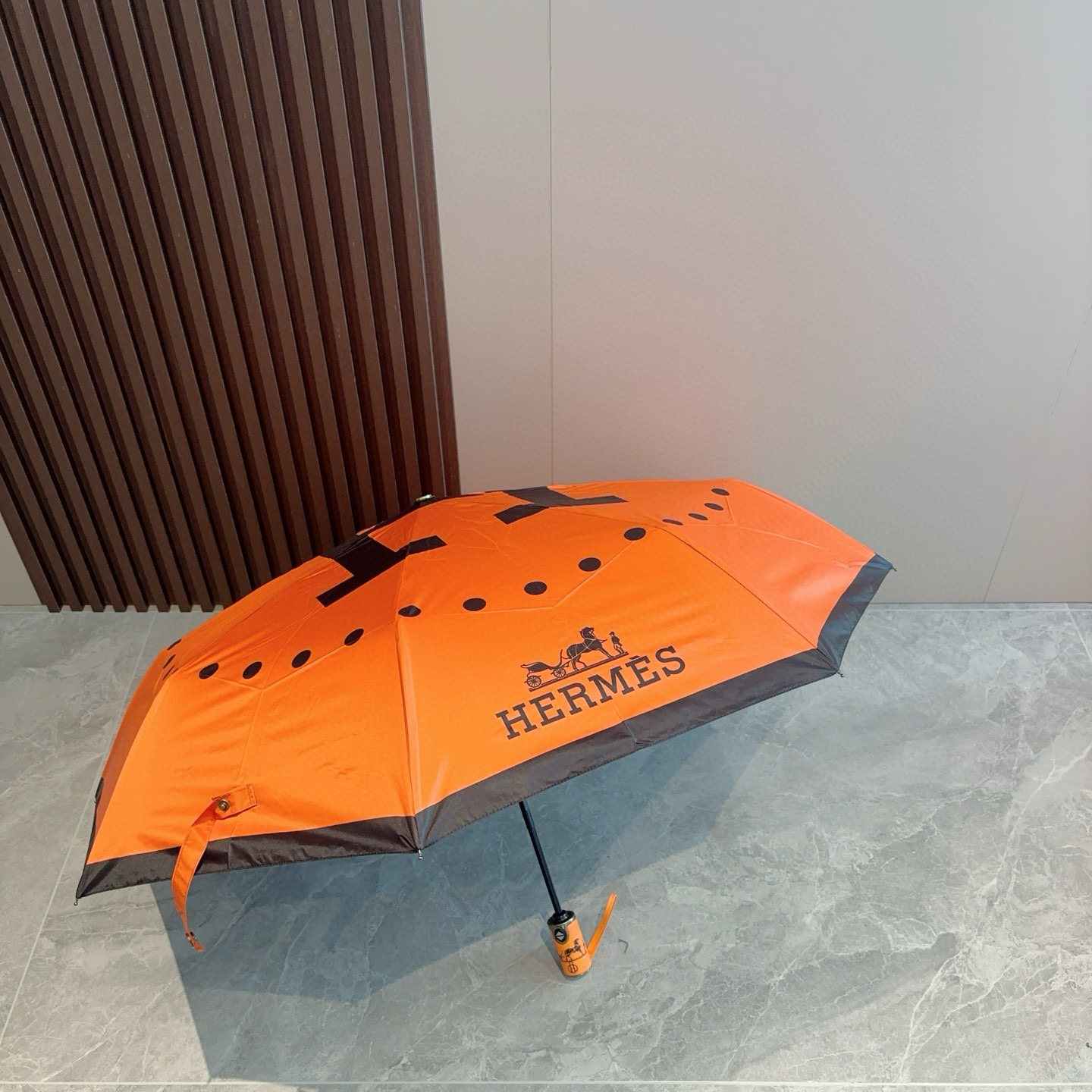 爱马仕（Hermès） 极品H家三折自动伞重磅呈现 以其精湛的工艺技术和源源不断的想像力 新涂层技术伞布