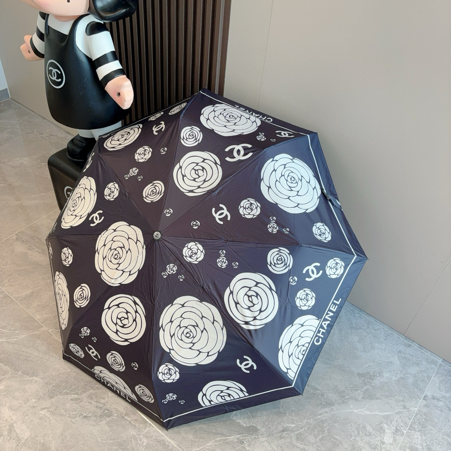  CHANEL（香奈儿）三折自动折叠晴雨伞 集合香奈儿灵魂LOGO为一体的设计风格高雅奢华 带在身上带来