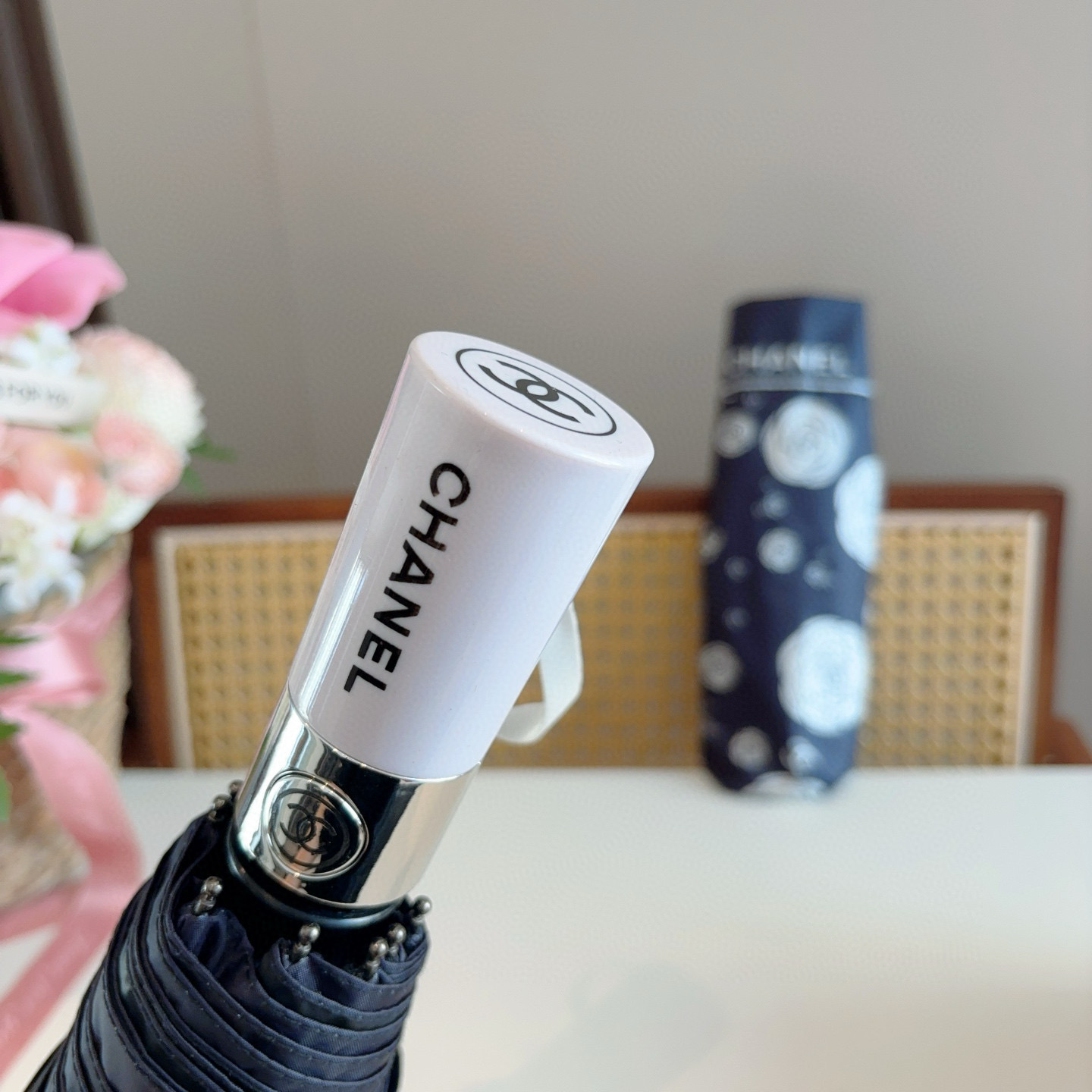  CHANEL（香奈儿）三折自动折叠晴雨伞 集合香奈儿灵魂LOGO为一体的设计风格高雅奢华 带在身上带来
