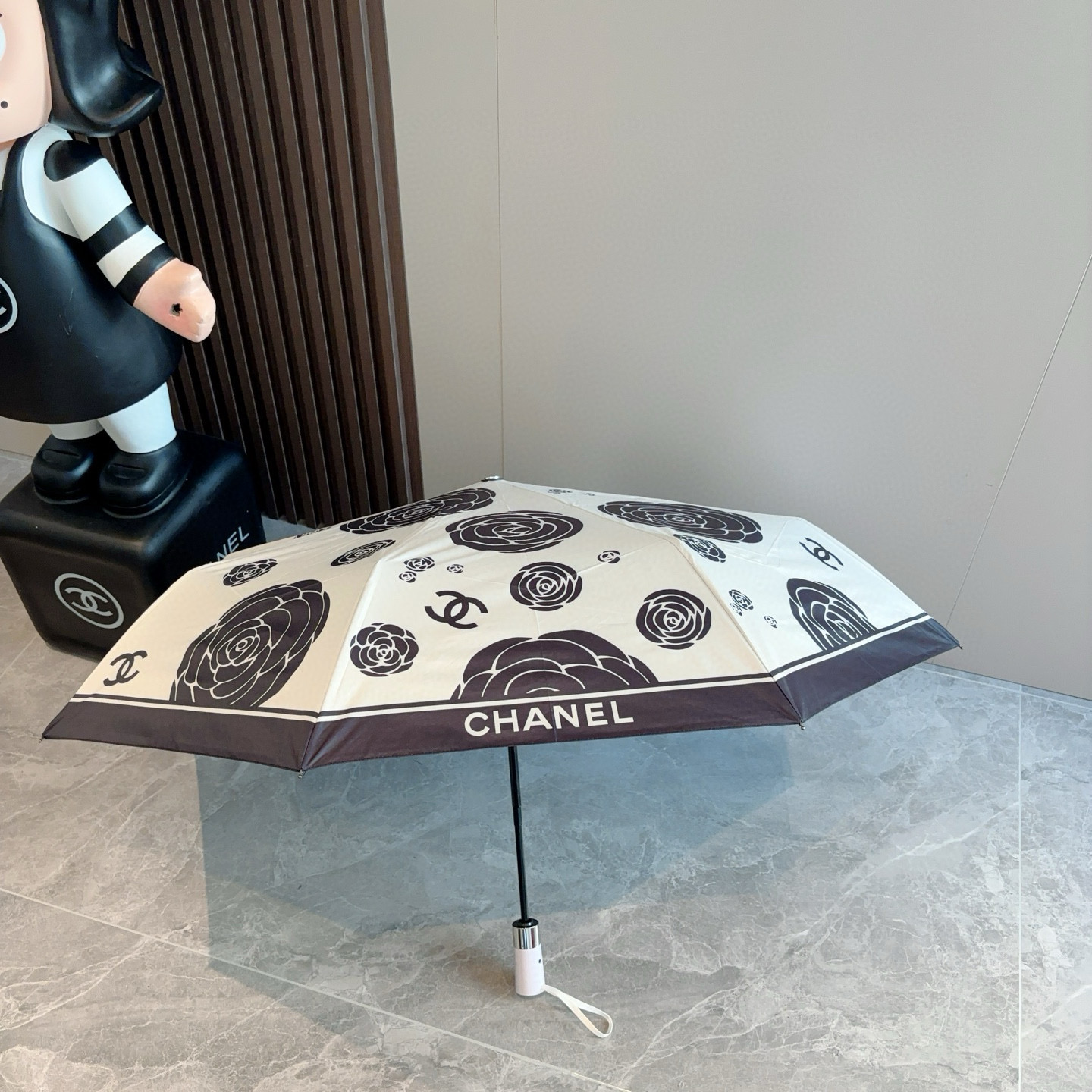  CHANEL（香奈儿）三折自动折叠晴雨伞 集合香奈儿灵魂LOGO为一体的设计风格高雅奢华 带在身上带来