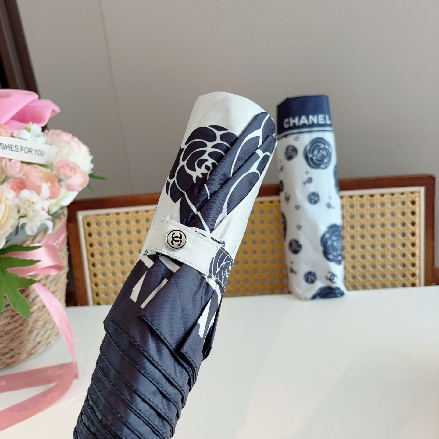  CHANEL（香奈儿）三折自动折叠晴雨伞 集合香奈儿灵魂LOGO为一体的设计风格高雅奢华 带在身上带来