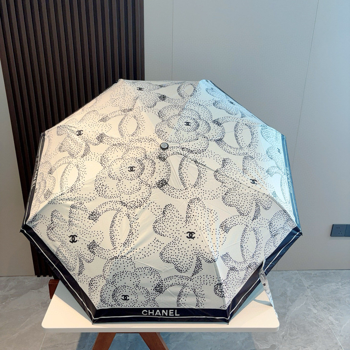  CHANEL（香奈儿）三折自动折叠晴雨伞 集合香奈儿灵魂LOGO为一体的设计风格高雅奢华 带在身上带来