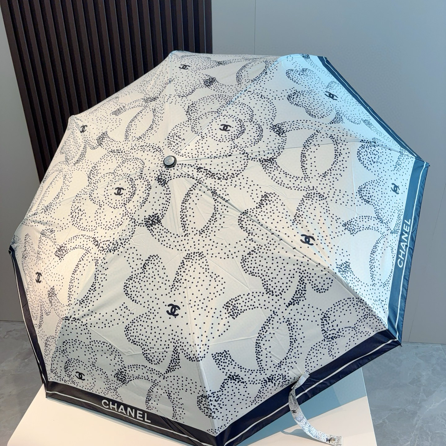  CHANEL（香奈儿）三折自动折叠晴雨伞 集合香奈儿灵魂LOGO为一体的设计风格高雅奢华 带在身上带来