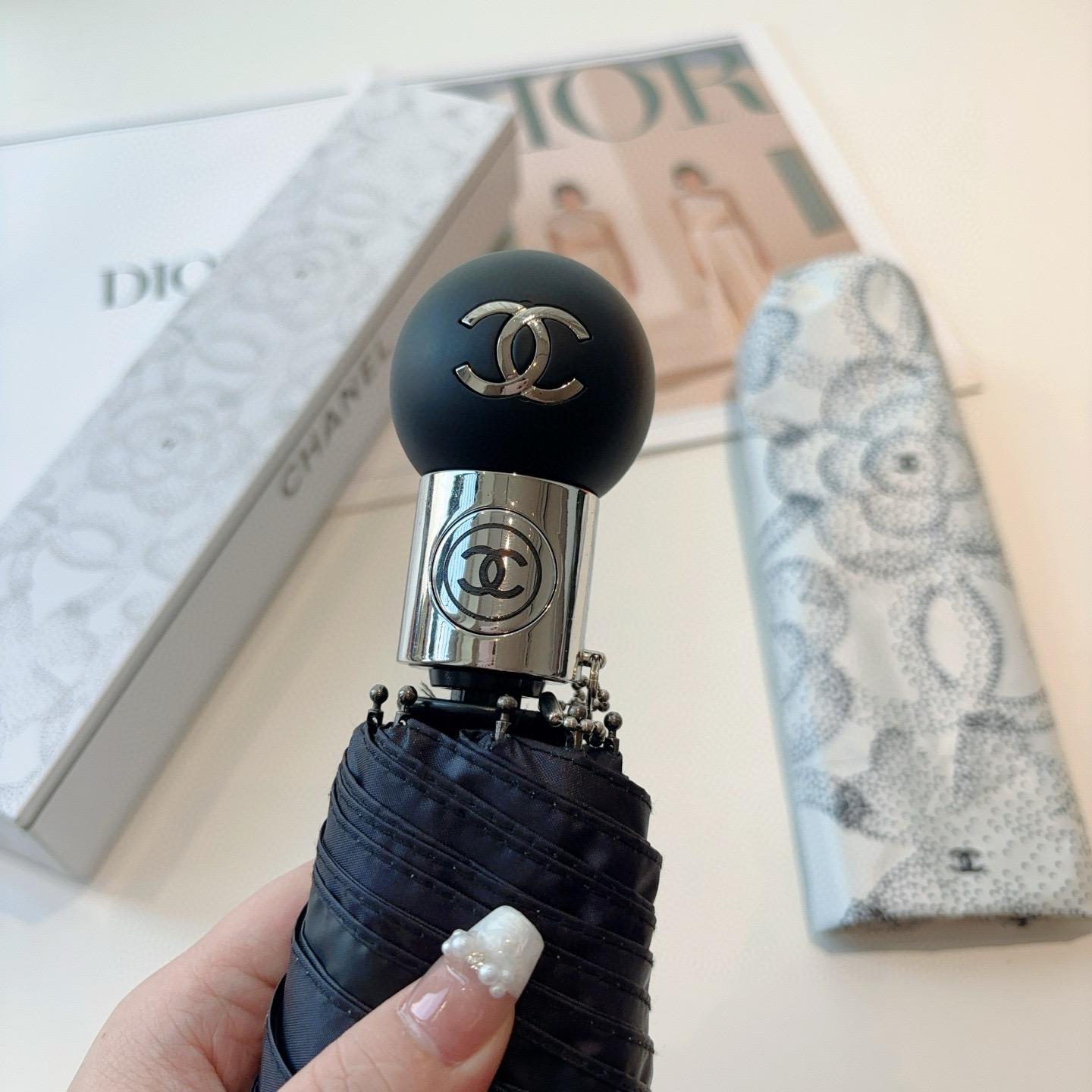  CHANEL（香奈儿）三折自动折叠晴雨伞 集合香奈儿灵魂LOGO为一体的设计风格高雅奢华 带在身上带来