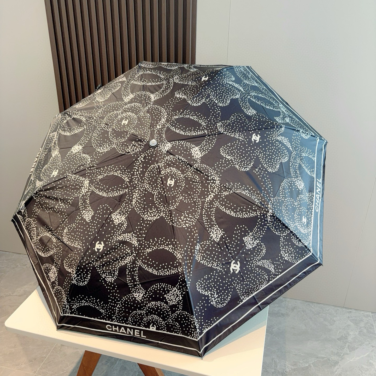  CHANEL（香奈儿）三折自动折叠晴雨伞 集合香奈儿灵魂LOGO为一体的设计风格高雅奢华 带在身上带来