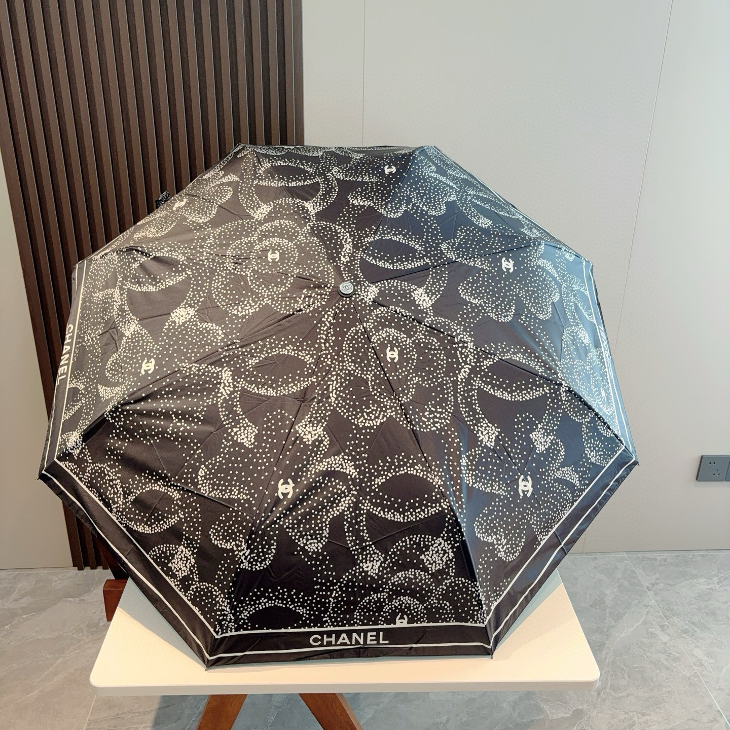  CHANEL（香奈儿）三折自动折叠晴雨伞 集合香奈儿灵魂LOGO为一体的设计风格高雅奢华 带在身上带来