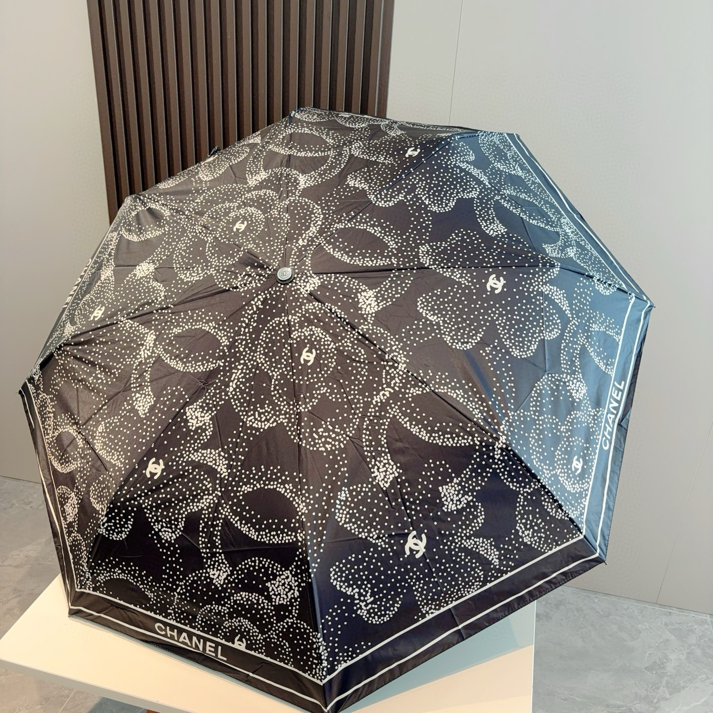  CHANEL（香奈儿）三折自动折叠晴雨伞 集合香奈儿灵魂LOGO为一体的设计风格高雅奢华 带在身上带来