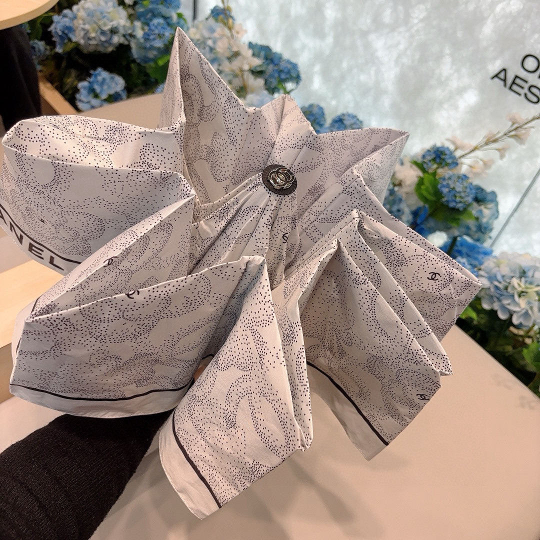  CHANEL（香奈儿）三折自动折叠晴雨伞 集合香奈儿灵魂LOGO为一体的设计风格高雅奢华 带在身上带来