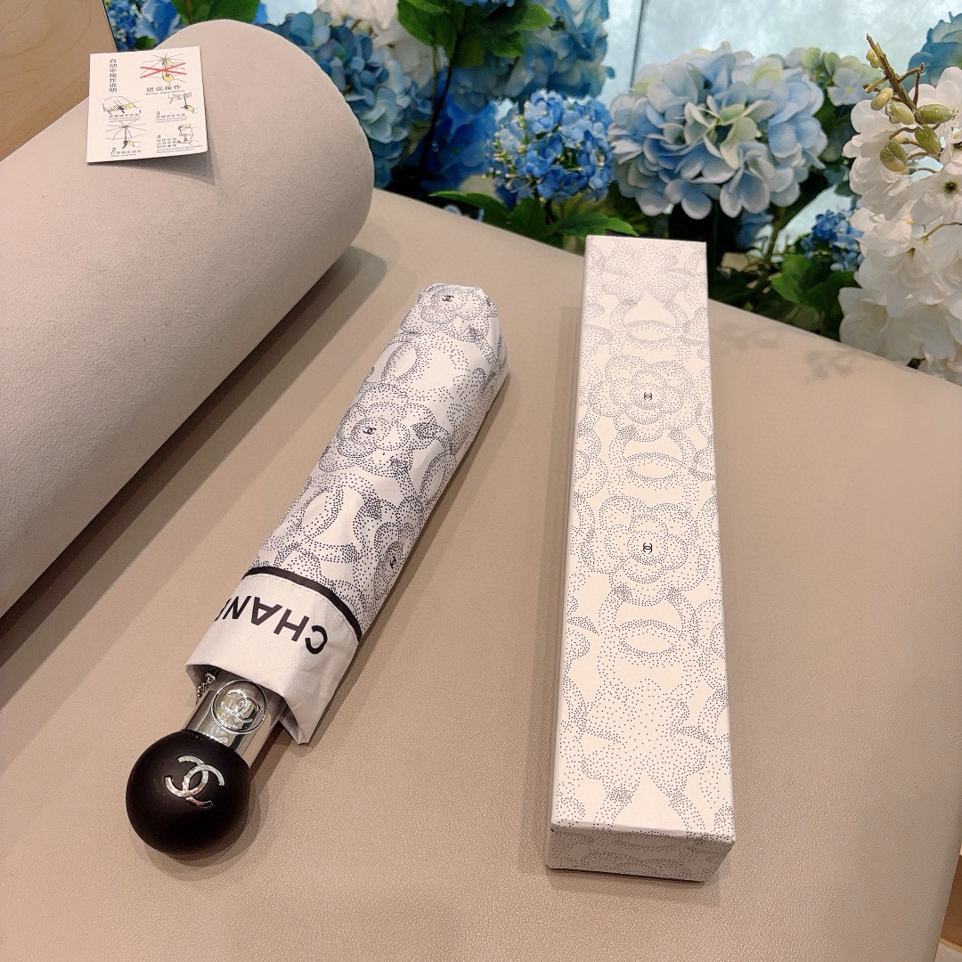  CHANEL（香奈儿）三折自动折叠晴雨伞 集合香奈儿灵魂LOGO为一体的设计风格高雅奢华 带在身上带来