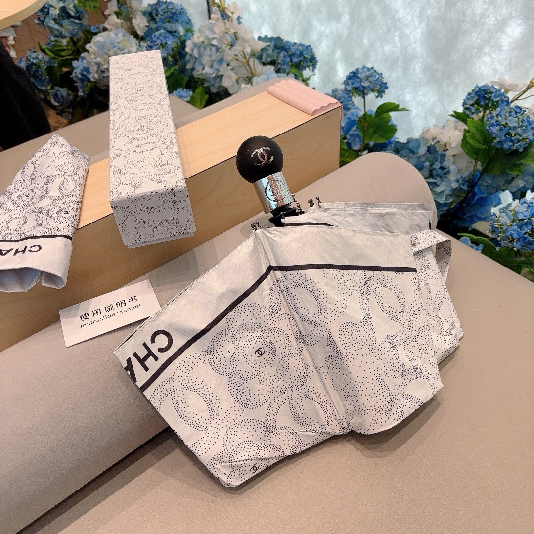  CHANEL（香奈儿）三折自动折叠晴雨伞 集合香奈儿灵魂LOGO为一体的设计风格高雅奢华 带在身上带来