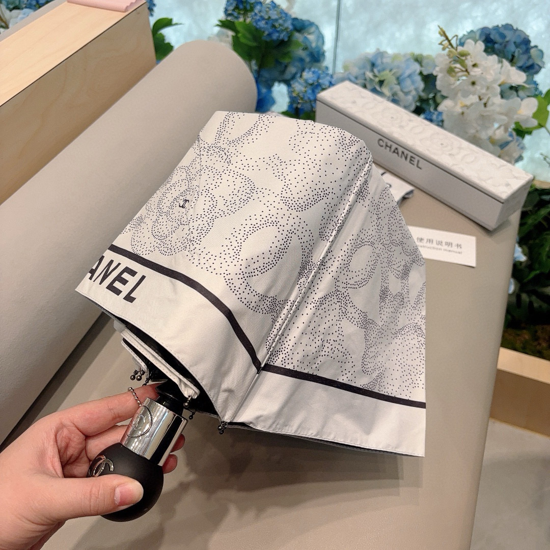  CHANEL（香奈儿）三折自动折叠晴雨伞 集合香奈儿灵魂LOGO为一体的设计风格高雅奢华 带在身上带来
