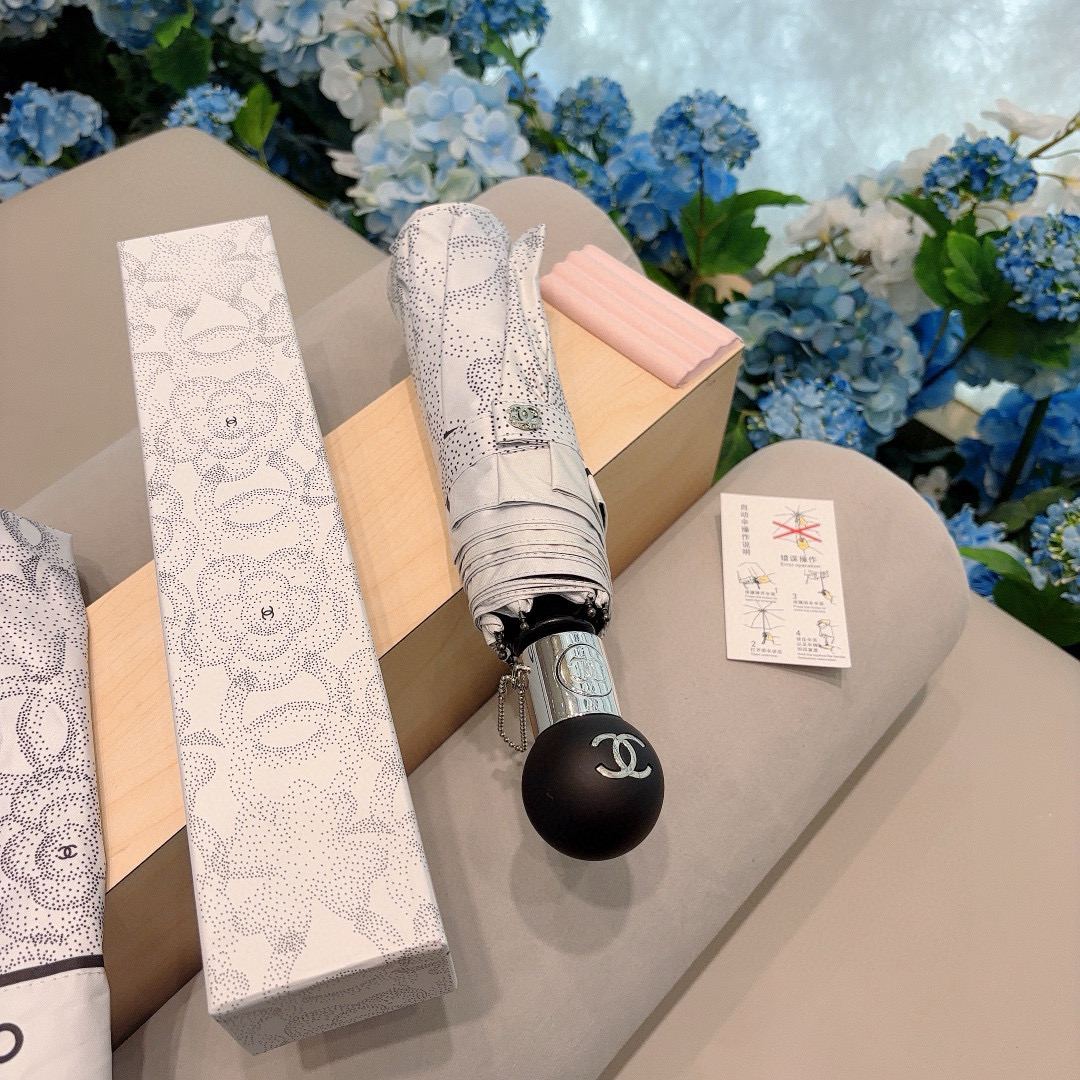  CHANEL（香奈儿）三折自动折叠晴雨伞 集合香奈儿灵魂LOGO为一体的设计风格高雅奢华 带在身上带来