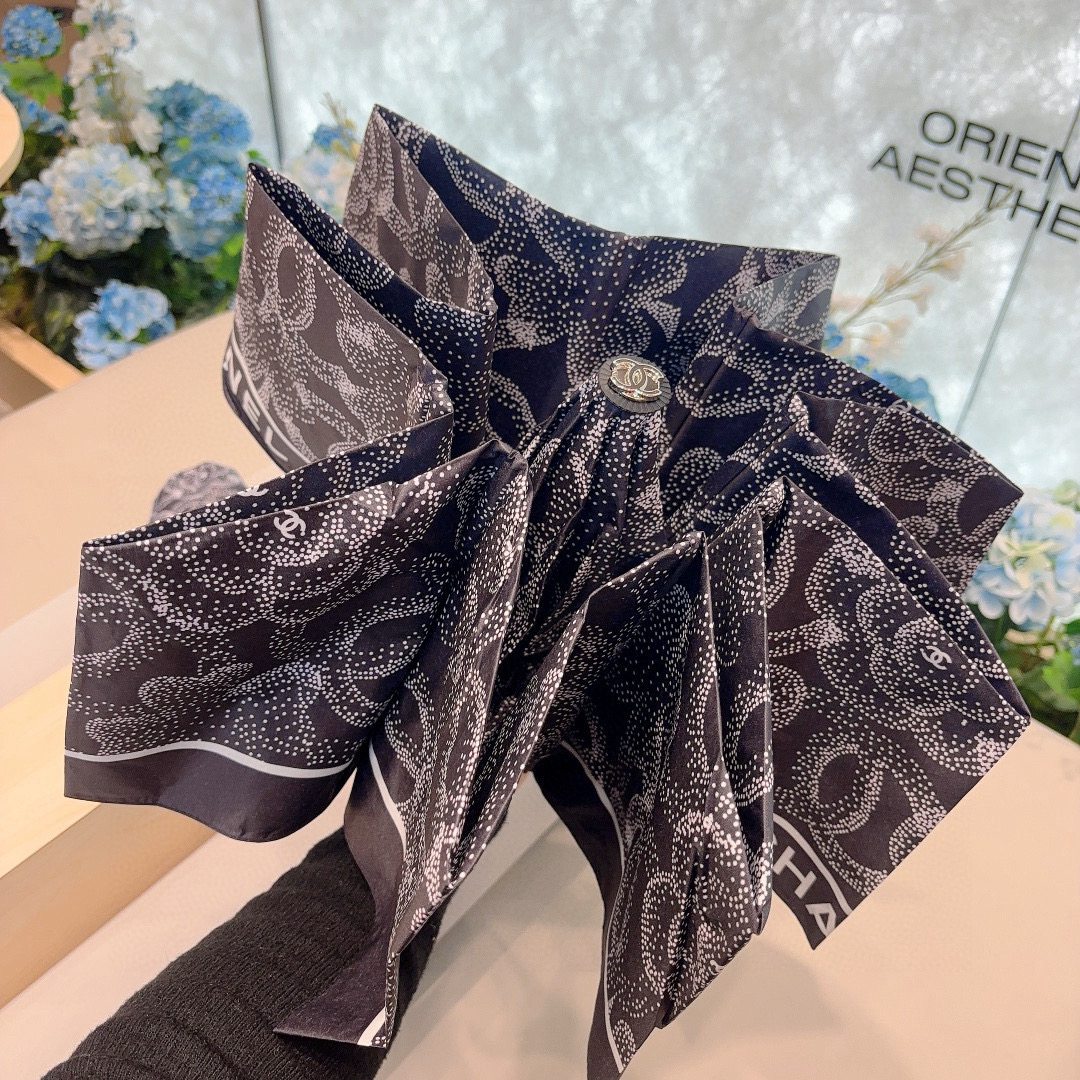  CHANEL（香奈儿）三折自动折叠晴雨伞 集合香奈儿灵魂LOGO为一体的设计风格高雅奢华 带在身上带来